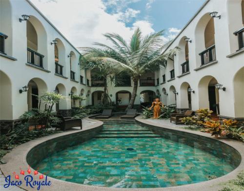 Royale-Ivory-Pool-Courtyard-2