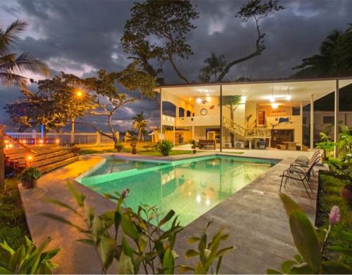 Royale-Maroon-Courtyard-Night-View