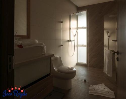 Royale-Sienna-Bathroom-1